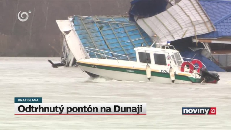 Odtrhnutý pontón na Dunaji