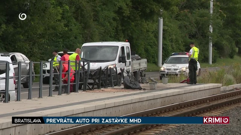 PREVRÁTIL AUTO PRI ZASTÁVKE MHD