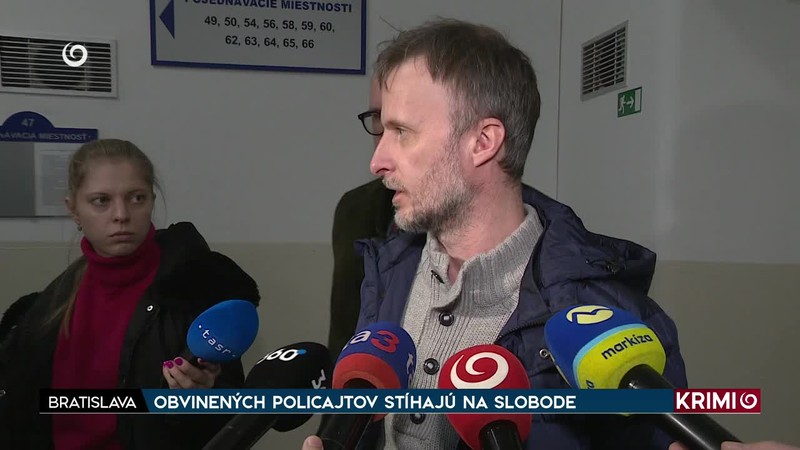 OBVINENÝCH POLICAJTOV STÍHAJÚ NA SLOBODE