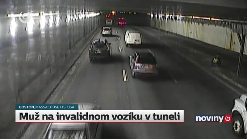Muž na invalidnom vozíku v tuneli
