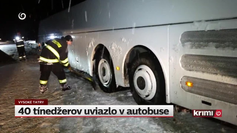 40 tínedžerov uviazlo v autobuse