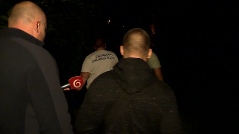 Matka žije s bábätkom a 12-ročným synom v rozpadnutej búde. Sociálka jej zatiaľ nepomohla