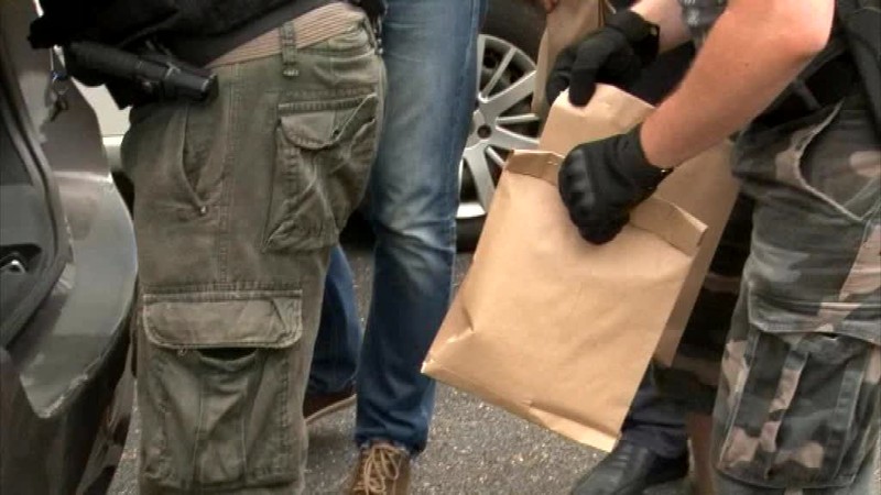 Kukláči robili raziu v byte v Rimavskej Sobote. Má ísť o extrémizmus