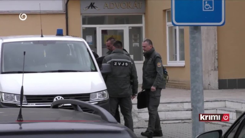 Dvaja prevádzači a migrant-tínedžer