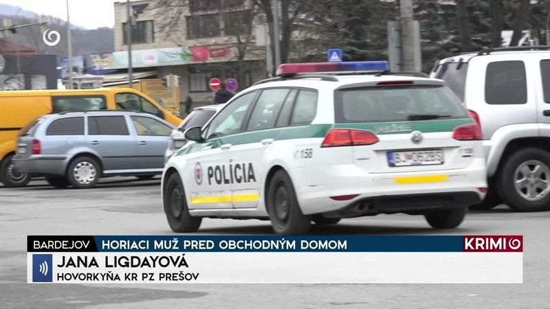 HORIACI MUŽ PRED OBCHODNÝM DOMOM