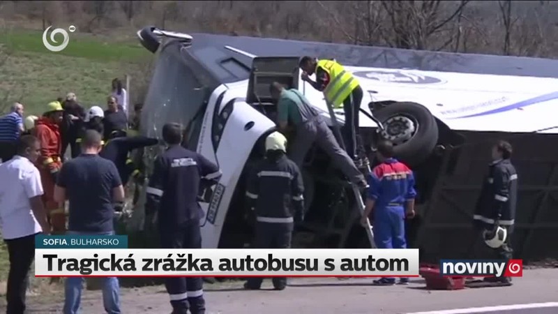 Tragická zrážka autobusu s autom