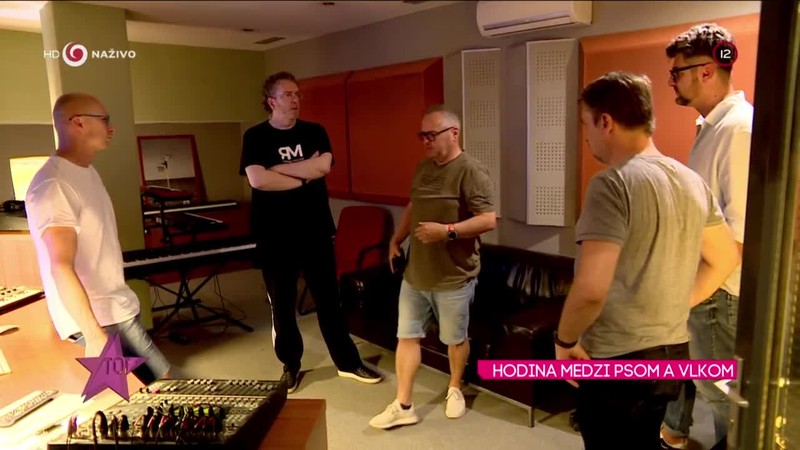 HODINA MEDZI PSOM A VLKOM