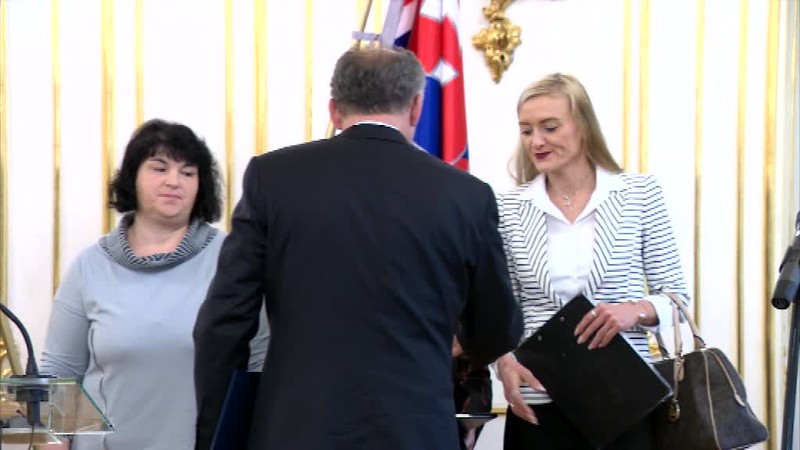 Ak by dostali o trochu lepší plat, ostali by na Slovensku. Opatrovateľky sa stretli s prezidentom Kiskom