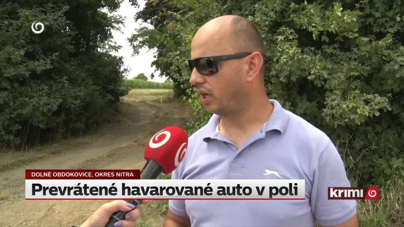 Prevrátené havarované auto v poli