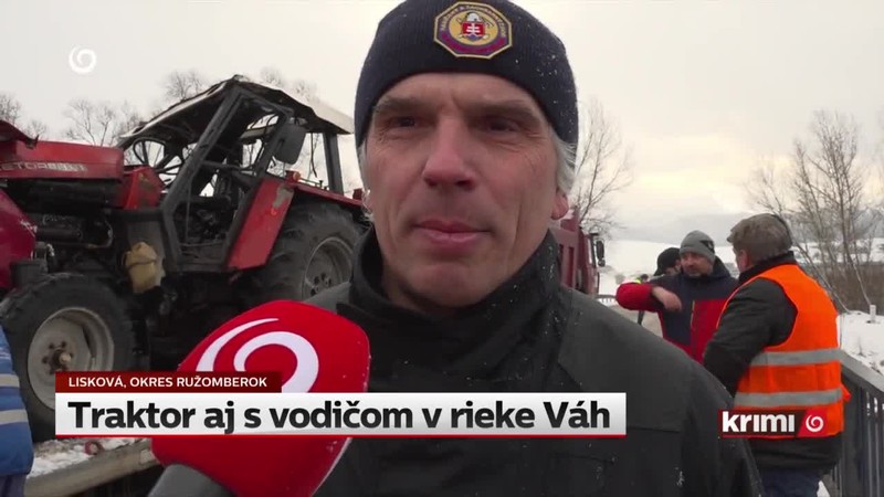 Traktor aj s vodičom v rieke Váh