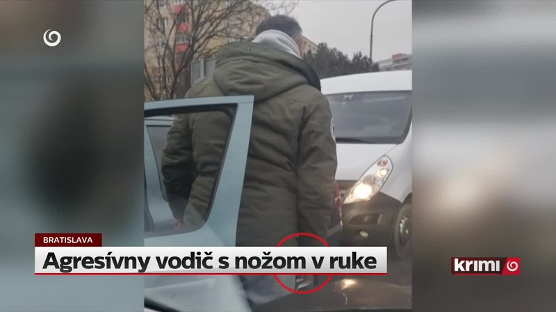 Agresívny vodič s nožom v ruke