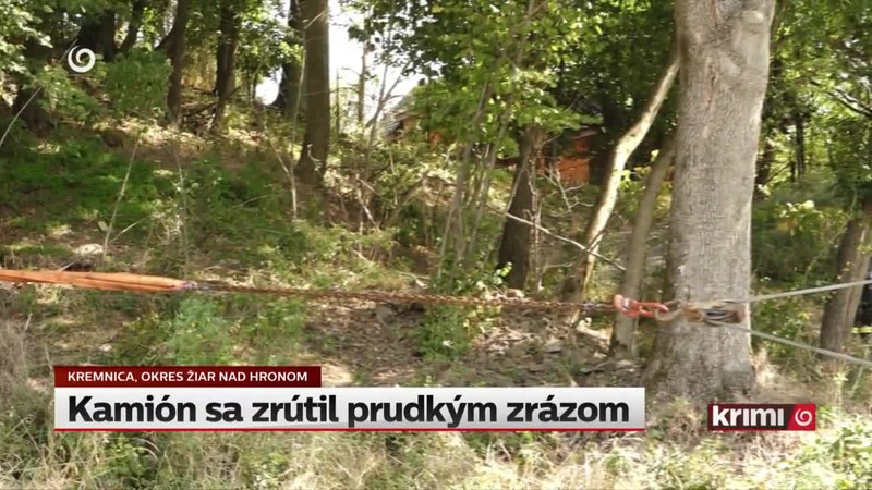 Kamión sa zrútil prudkým zrázom