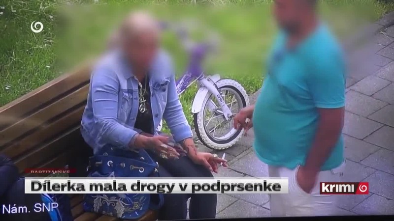 Dílerka mala drogy v podprsenke