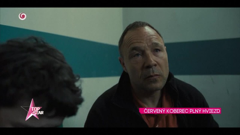 ČERVENÝ KOBEREC PLNÝ HVIEZD