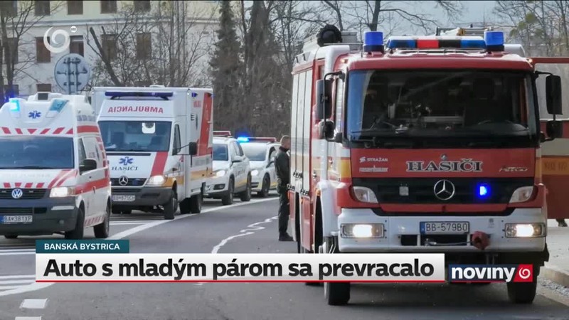 Auto s mladým párom sa prevracalo