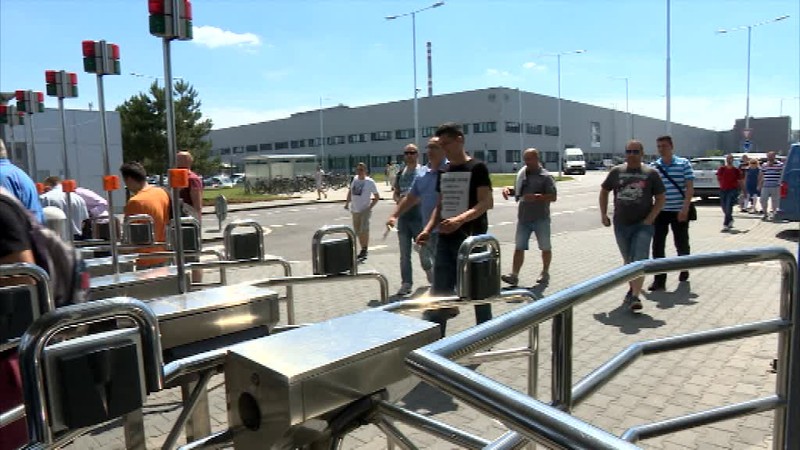 Volkswagenu hrozí ostrý štrajk, ak sa do utorka nedohodnú