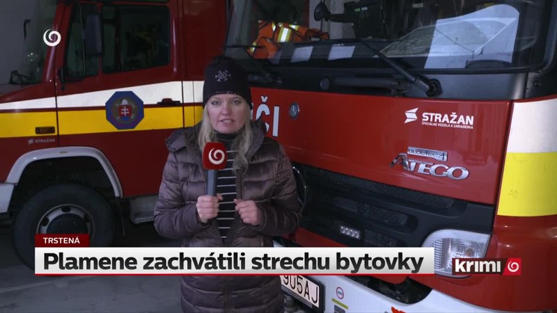 Plamene zachvátili strechu bytovky