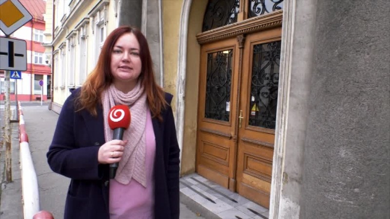 Rodinný dom zasypali strelami zo samopalu. Trojicu mužov už zadržali