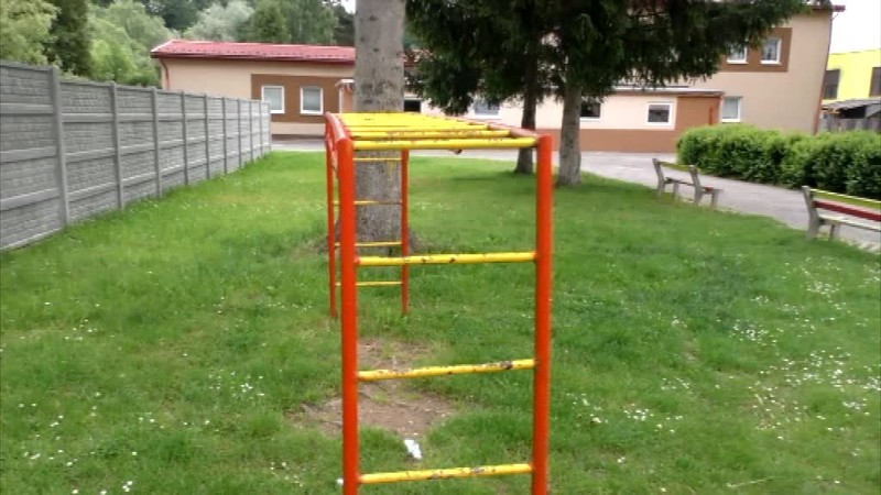 Riaditeľ zariadenia pre maloletých tvrdí, že okolo budovy krúžia autá prevádzačov