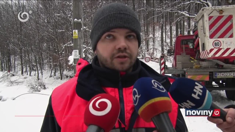 Padajúce stromy poškodili vedenia