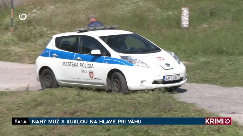 NAHÝ MUŽ S KUKLOU NA HLAVE PRI VÁHU