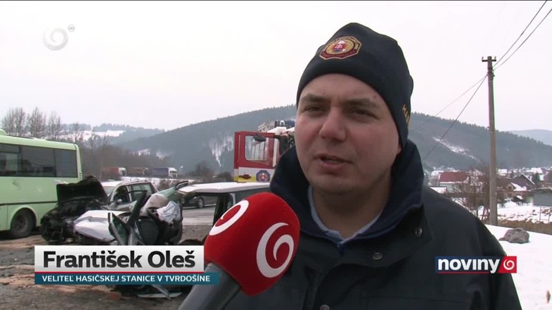 Zrážka áut a autobusu