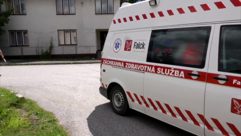 Nehoda pri Snine. Motorkár preletel nad kapotou auta