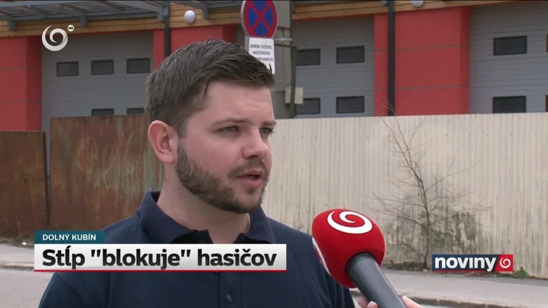 Stĺp "blokuje" hasičov