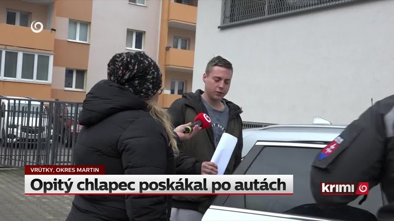 Opitý chlapec poskákal po autách