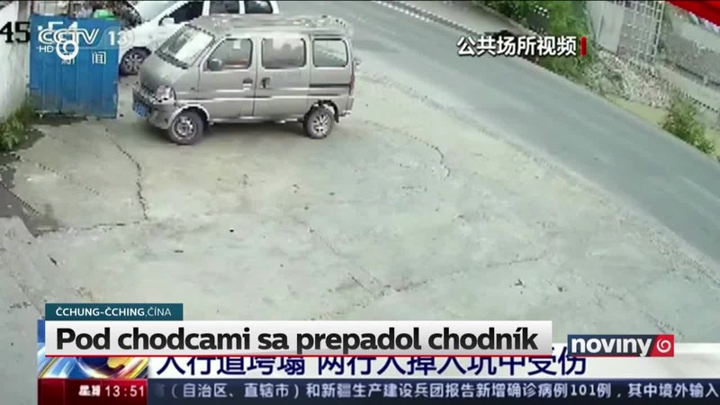 Pod chodcami sa prepadol chodník