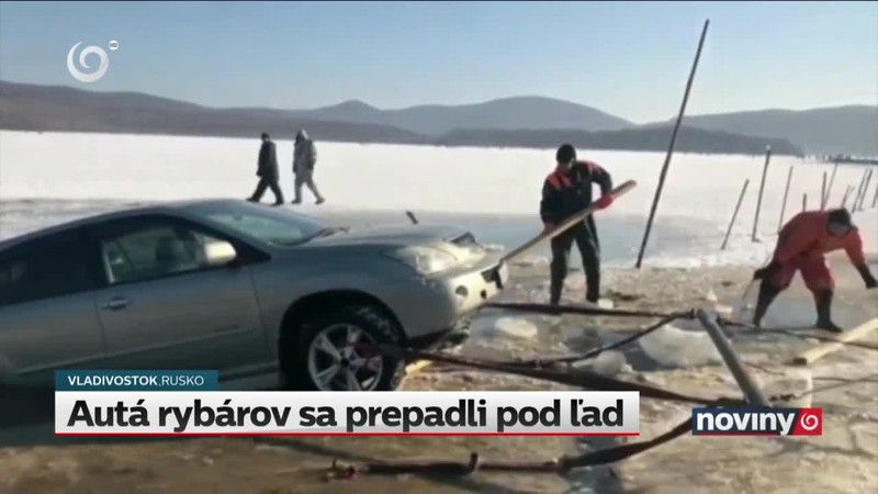 Autá rybárov sa prepadli pod ľad