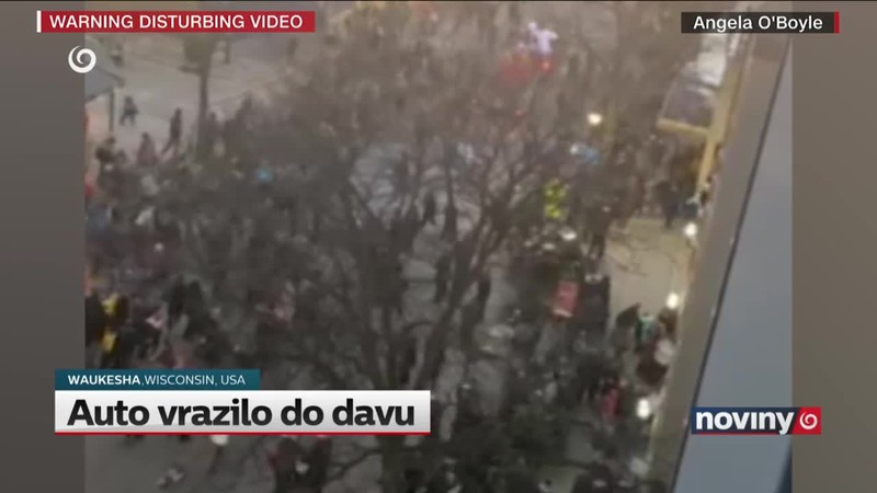 Auto vrazilo do davu