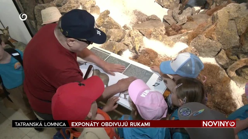 EXPONÁTY OBDIVUJÚ RUKAMI