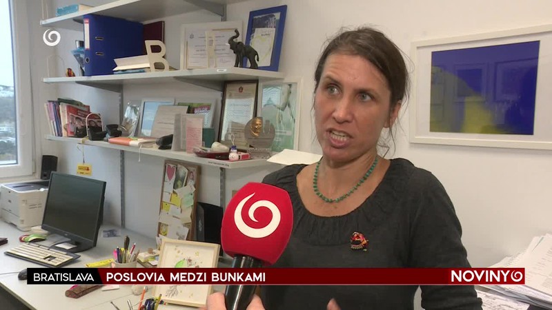 POSLOVIA MEDZI BUNKAMI