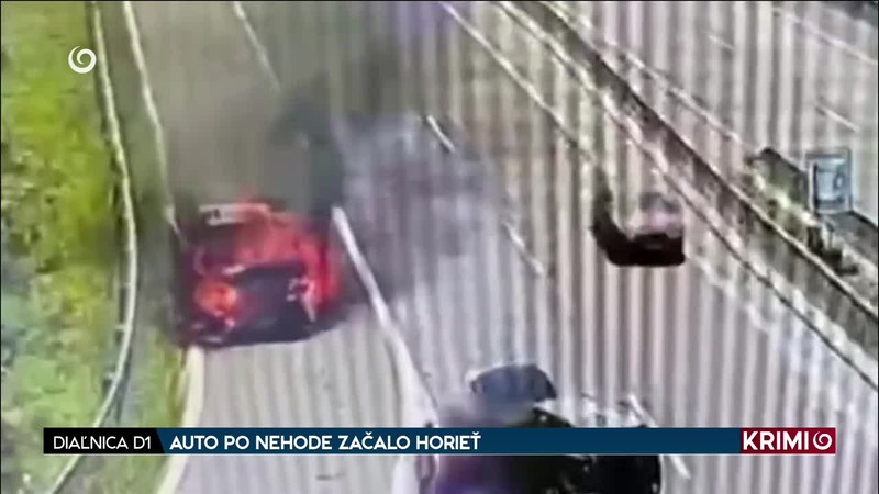 AUTO PO NEHODE ZAČALO HORIEŤ