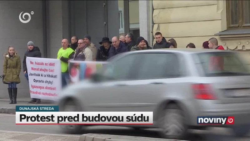 Protest pred budovou súdu