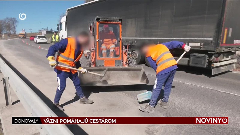 VÄZNI POMÁHAJÚ CESTÁROM