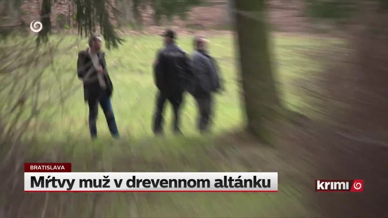 Mŕtvy muž v drevennom altánku
