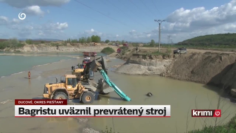 Bagristu uväznil prevrátený stroj