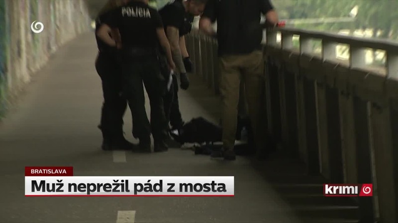 Muž neprežil pád z mosta