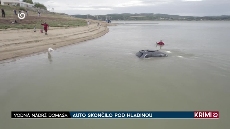 AUTO SKONČILO POD HLADINOU