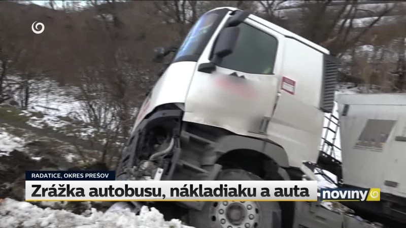 Zrážka autobusu, nákladiaku a auta
