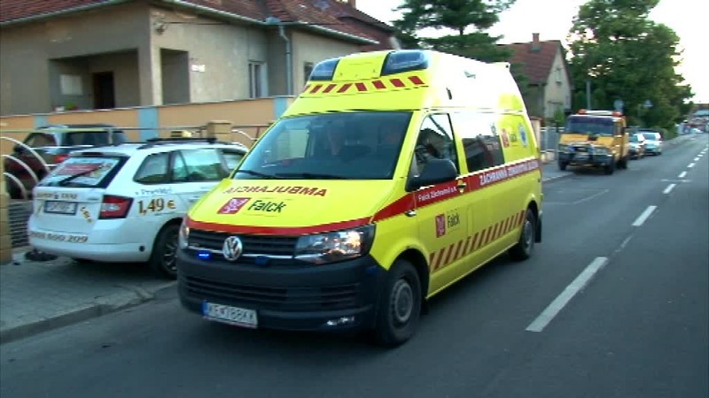 V Prievidzi sa zrazila sanitka s taxíkom