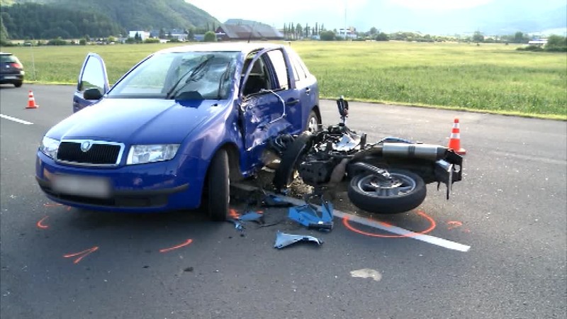 Nepozornosť motorkára (43) sa skončila bojom o život