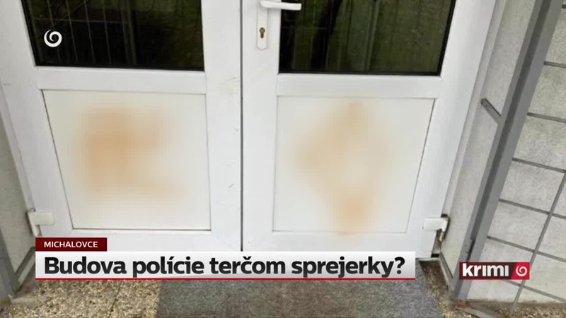 Budova polície terčom sprejerky?
