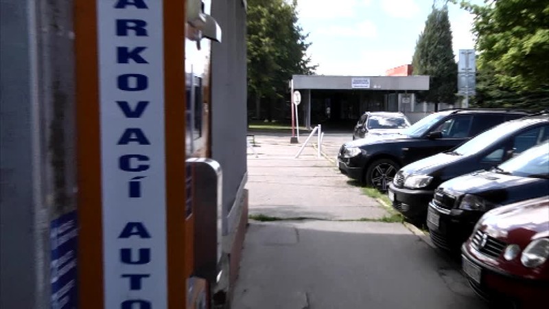 Na parkovisku pred nemocnicou sa rozhodol ešte zarobiť