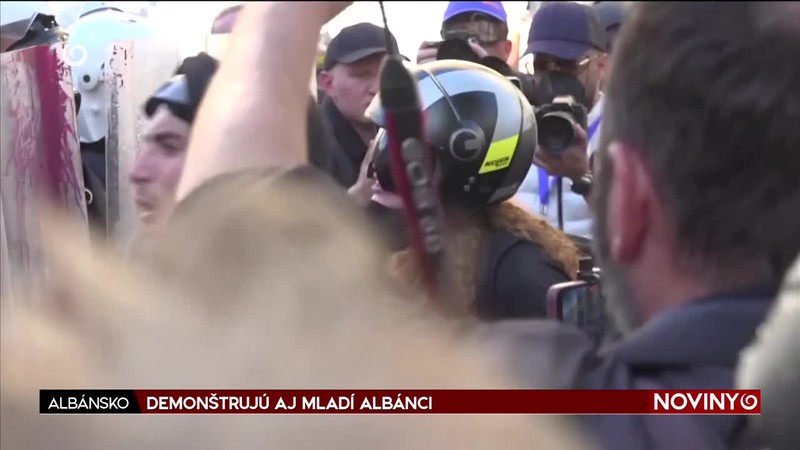 DEMONŠTRUJÚ AJ MLADÍ ALBÁNCI