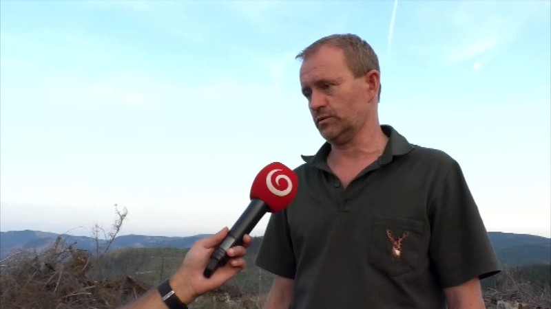 VIDEO: Hasiči na Gemeri celú noc bojovali s lesným požiarom. Zasahoval aj vrtuľník