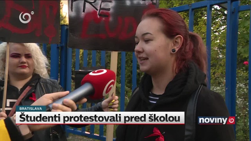 Študenti protestovali pred školou