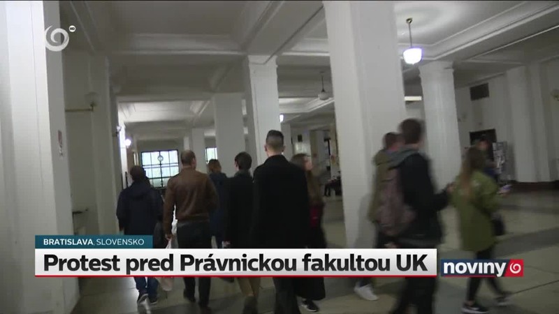 Protest pred Právnickou fakultou UK
